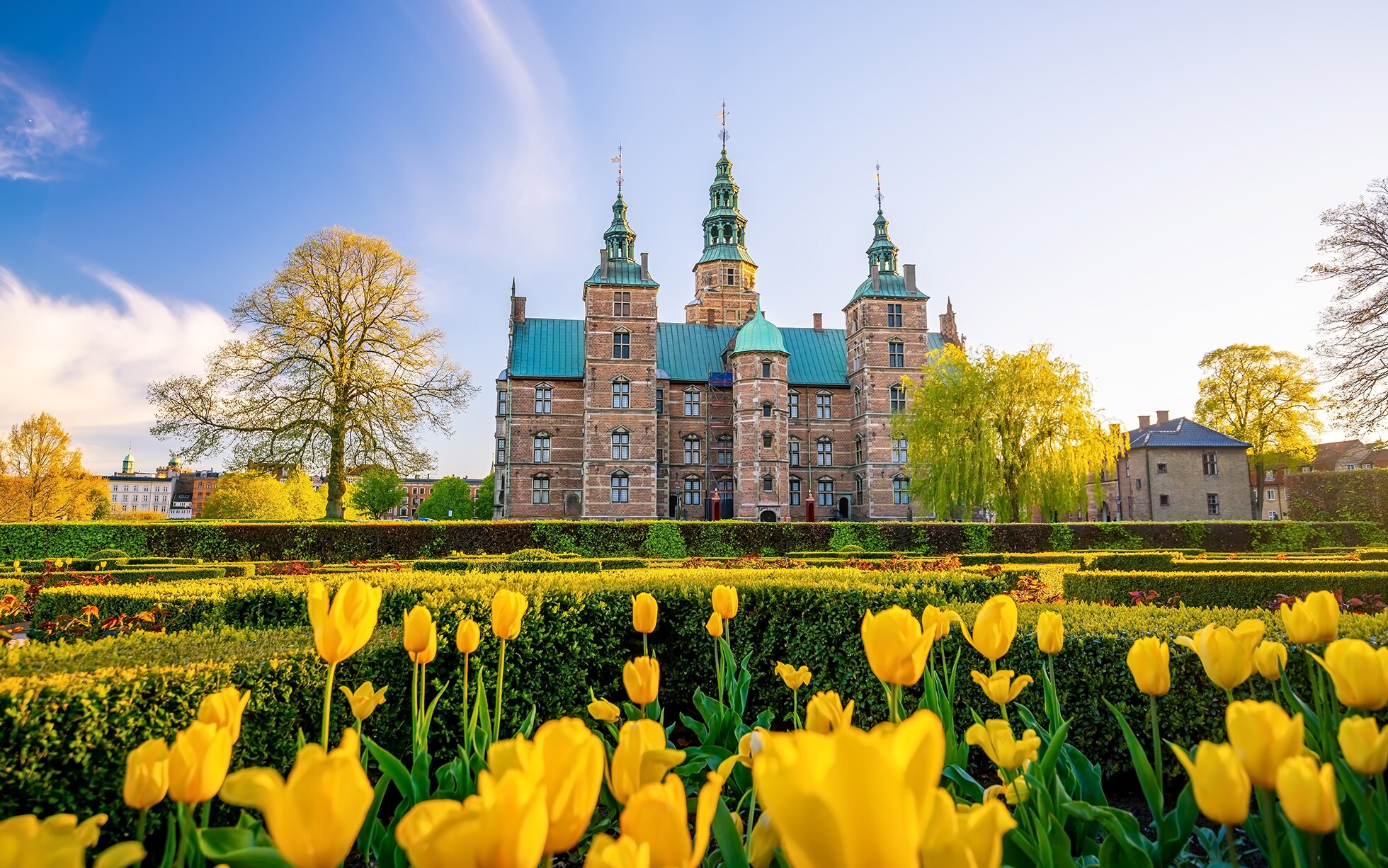 //www.som2travel.es/cdn/images/content/Dinamarca/kings-garden-copenhagen-with-spring-flowers.jpg