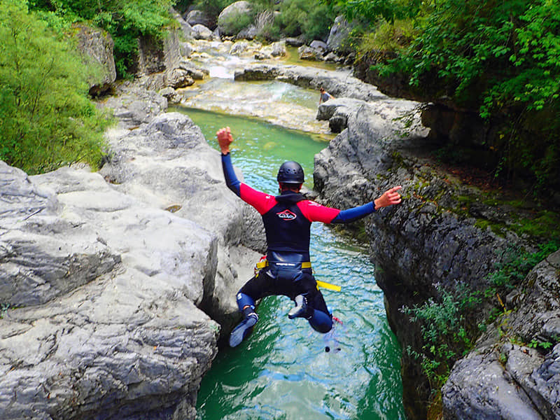 //www.som2travel.es/cdn/images/content/Pirineos/salto-final-viandico-portada.jpg