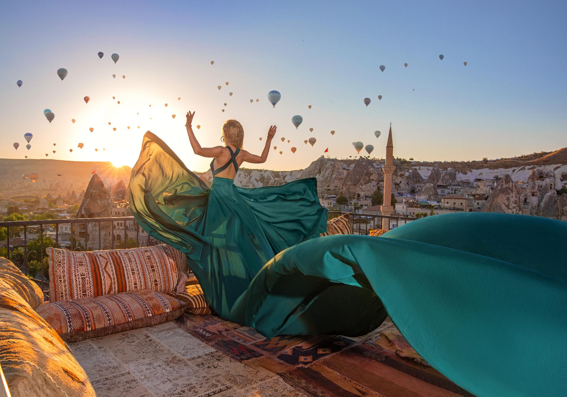 //www.som2travel.es/cdn/images/content/Turquia/turquia-cappadocia-mujer-vestido-verde-globos.jpg