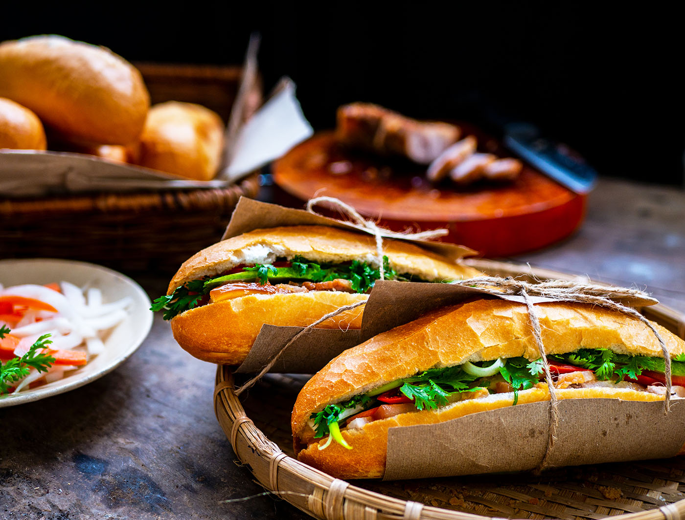 //www.som2travel.es/cdn/images/content/Vietnam/Banh-Mi-A-Guide-to-the-Vietnamese-Sandwich-Vietnamnomad.jpg